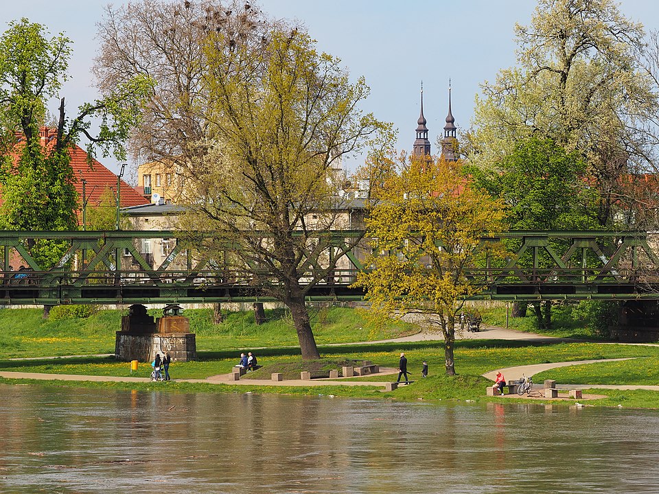 Opole, błonia nad Odrą i most kolejowy
